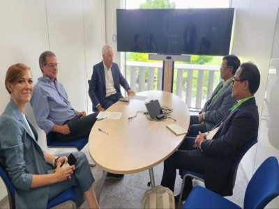 ឯកឧត្តមទេសរដ្ឋមន្រ្តី បានជួបពិភាក្សាការងារអំពីស្ថានភាពនៃការគាំទ្រថវិការបស់មូលនិធិសកលជាមួយលោក Mark Edington នាយកខាងផ្តល់ហិរញ្ញប្បទាននៃមូលនិធិសកល(Head of Grant Management) និងលោក Urban Weber នាយផ្នែកផលប៉ះពាល់កម្រិតខ្ពស់នៅអាស៊ី(Head of Department - High Impact Asia) នៅទីស្នាក់ការមូលនិធិសកល