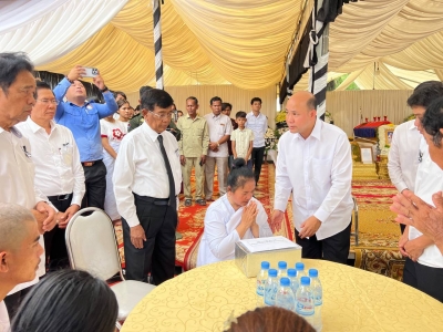 ឯកឧត្តមទេសរដ្ឋមន្ត្រី អៀង មូលី ប្រធានអាជ្ញាធរជាតិប្រយុទ្ធនឹងជំងឺអេដស៍ និងថ្នាក់ដឹកនាំអ.ជ.ប.ជ.អ ព្រមទាំងអ្នកតំណាងរាស្ត្រ ថ្នាក់ដឹកនាំរដ្ឋបាលខេត្តកំពង់ស្ពឺ អញ្ជើញដាក់កម្រងផ្កាគោរពវិញ្ញាណក្ខន្ធសព លោកព្រឹន្ទបាលឯក ណៃ ចន្នី ដែលបានពលីជីវិតក្នុងជន្មាយុ៤៥ឆ្នាំ នៅសមរភូមិ ខេត្តព្រះវិហារ