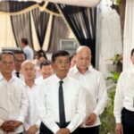 ឯកឧត្តមទេសរដ្ឋមន្រ្តី អៀង មូលី ប្រធានអាជ្ញាធរជាតិប្រយុទ្ធនឹងជំងឺអេដស៍បានអញ្ជើញគោរពវិញ្ញាណក្ខន្ធសពឧបាសិកា ឃុន សេងលី ដែលជាម្តាយរបស់ឯកឧត្តម ស៊ឹម គឹមសែន និងឯកឧត្តម ស៊ឹម គឹមសាន