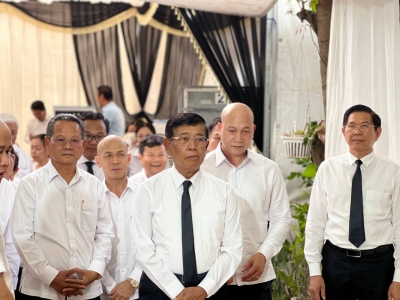 ឯកឧត្តមទេសរដ្ឋមន្រ្តី អៀង មូលី ប្រធានអាជ្ញាធរជាតិប្រយុទ្ធនឹងជំងឺអេដស៍បានអញ្ជើញគោរពវិញ្ញាណក្ខន្ធសពឧបាសិកា ឃុន សេងលី ដែលជាម្តាយរបស់ឯកឧត្តម ស៊ឹម គឹមសែន និងឯកឧត្តម ស៊ឹម គឹមសាន