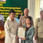 ឯកឧត្តមទេសរដ្ឋមន្ត្រី អៀង មូលី បានអញ្ជើញ​ជាអធិបតីដ៏​ខ្ពង់ខ្ពស់ ក្នុងពិធីប្រគល់​វិញ្ញាបនបត្រសម្គាល់​ម្ចាស់អចលនវត្ថុ​ចំនួន​២៨២១បណ្ណ ជូនប្រជាពលរដ្ឋ​មកពី​ភូមិចំនួន​៧ភូមិ នៃឃុំបរសេដ្ឋ​និងឃុំភក្តី ស្រុកបរសេដ្ឋ ខេត្តកំពង់ស្ពឺ