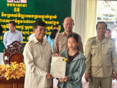 ឯកឧត្តមទេសរដ្ឋមន្ត្រី អៀង មូលី បានអញ្ជើញជាអធិបតីដ៏ខ្ពង់ខ្ពស់ ក្នុងពិធីប្រគល់វិញ្ញាបនបត្រសម្គាល់ម្ចាស់អចលនវត្ថុចំនួន២៨២១បណ្ណ ជូនប្រជាពលរដ្ឋមកពីភូមិចំនួន៧ភូមិ នៃឃុំបរសេដ្ឋនិងឃុំភក្តី ស្រុកបរសេដ្ឋ ខេត្តកំពង់ស្ពឺ