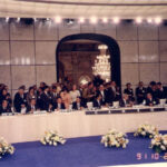 នេះជាការចុះហត្ថលេខាលើកិច្ចព្រមព្រៀងសន្តិភាពទីក្រុងប៉ារីស នៅពេលសម្តេចព្រះ នរោត្តម សីហនុ កំពុងសន្ទនាជាមួយ ឯកឧត្តម ហោ ណាំហុង ឯកឧត្តម អៀង មូលី កំពុងចុះហត្ថលេខា (ទីក្រុងប៉ារីស ថ្ងៃ ២៣ តុលា ១៩៩១)