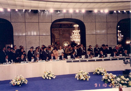 នេះជាការចុះហត្ថលេខាលើកិច្ចព្រមព្រៀងសន្តិភាពទីក្រុងប៉ារីស នៅពេលសម្តេចព្រះ នរោត្តម សីហនុ កំពុងសន្ទនាជាមួយ ឯកឧត្តម ហោ ណាំហុង ឯកឧត្តម អៀង មូលី កំពុងចុះហត្ថលេខា (ទីក្រុងប៉ារីស ថ្ងៃ ២៣ តុលា ១៩៩១)