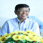 នៅព្រឹកថ្ងៃអាទិត្យ  ៧កើត ខែអស្សុជ ឆ្នាំមមី អដ្ឋស័ក ព.ស.២៥៧០ ត្រូវនឹងថ្ងៃទី១៨ ខែតុលា ឆ្នាំ២០២៦ ចាប់ពីម៉ោង១០:០០ ឯកឧត្តមទេសរដ្ឋមន្ត្រី អៀង មូលី អនុប្រធានទី១ ក្រុមការងារគណបក្សចុះមូលដ្ឋានខេត្តកំពង់ស្ពឺ ទទួលបន្ទុកដឹកនាំ ពង្រឹង តាមដាន វាយតម្លៃ និងជំរុញការអនុវត្តការងាររបស់ក្រុមការងារគណបក្សចុះមូលដ្ឋានភូមិក្នុងក្របខណ្ឌខេត្តកំពង់ស្ពឺ និងតំណាងជនបង្គោលកម្មករភូមិ បានអញ្ជើញចុះសំណេះសំណាលពិនិត្យការងារគណបក្សនៅភូមិក្រាំងស្បូវ ឃុំមហាឫស្សី ស្រុកគងពិសី។