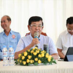 នៅរសៀលថ្ងៃអាទិត្យ ៧កើត ខែអស្សុជ ឆ្នាំមមី អដ្ឋស័ក ព.ស.២៥៧០ ត្រូវនឹងថ្ងៃទី១៨ ខែតុលា ឆ្នាំ២០២៦ ចាប់ពីម៉ោង១:០០ ឯកឧត្តមទេសរដ្ឋមន្ត្រី អៀង មូលី អនុប្រធានទី១ ក្រុមការងារគណបក្សចុះមូលដ្ឋានខេត្តកំពង់ស្ពឺ ទទួលបន្ទុកដឹកនាំ ពង្រឹង តាមដាន វាយតម្លៃ និងជំរុញការអនុវត្តការងាររបស់ក្រុមការងារគណបក្សចុះមូលដ្ឋានភូមិក្នុងក្របខណ្ឌខេត្តកំពង់ស្ពឺ និងតំណាងជនបង្គោលកម្មករភូមិ បានអញ្ជើញចុះសំណេះសំណាលពិនិត្យការងារគណបក្សនៅភូមិចម្ការដូង ឃុំព្រៃវិហារ ស្រុកគងពិសី។