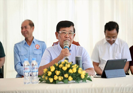 នៅរសៀលថ្ងៃអាទិត្យ ៧កើត ខែអស្សុជ ឆ្នាំមមី អដ្ឋស័ក ព.ស.២៥៧០ ត្រូវនឹងថ្ងៃទី១៨ ខែតុលា ឆ្នាំ២០២៦ ចាប់ពីម៉ោង១:០០ ឯកឧត្តមទេសរដ្ឋមន្ត្រី អៀង មូលី អនុប្រធានទី១ ក្រុមការងារគណបក្សចុះមូលដ្ឋានខេត្តកំពង់ស្ពឺ ទទួលបន្ទុកដឹកនាំ ពង្រឹង តាមដាន វាយតម្លៃ និងជំរុញការអនុវត្តការងាររបស់ក្រុមការងារគណបក្សចុះមូលដ្ឋានភូមិក្នុងក្របខណ្ឌខេត្តកំពង់ស្ពឺ និងតំណាងជនបង្គោលកម្មករភូមិ បានអញ្ជើញចុះសំណេះសំណាលពិនិត្យការងារគណបក្សនៅភូមិចម្ការដូង ឃុំព្រៃវិហារ ស្រុកគងពិសី។