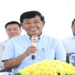 នៅថ្ងៃអាទិត្យ ៧កើត ខែអស្សុជ ឆ្នាំមមី អដ្ឋស័ក ព.ស.២៥៧០ ត្រូវនឹងថ្ងៃទី១៨ ខែតុលាឆ្នាំ២០២៦ ចាប់ពីម៉ោង៨ព្រឹកដល់២:៥០រសៀល ឯកឧត្តមទេសរដ្ឋមន្ត្រី អៀង មូលី អនុប្រធានទី១ ក្រុមការងារគណបក្សចុះមូលដ្ឋានខេត្តកំពង់ស្ពឺ ទទួលបន្ទុកដឹកនាំ ពង្រឹង តាមដាន វាយតម្លៃ និងជំរុញការអនុវត្តការងាររបស់ក្រុមការងារគណបក្សចុះមូលដ្ឋានភូមិក្នុងក្របខណ្ឌខេត្តកំពង់ស្ពឺ និងតំណាងជនបង្គោលកម្មករភូមិ បានអញ្ជើញចុះសំណេះសំណាលពិនិត្យការងារគណបក្ស ពេលព្រឹកភូមិចេក ឃុំស្ដុក និងភូមិក្រាំងស្បូវ ឃុំមហាឫស្សី និង ពេលរសៀលនៅភូមិចម្ការដូង ឃុំព្រៃវិហារ ស្រុកគងពិសី។