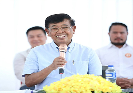 នៅថ្ងៃអាទិត្យ ៧កើត ខែអស្សុជ ឆ្នាំមមី អដ្ឋស័ក ព.ស.២៥៧០ ត្រូវនឹងថ្ងៃទី១៨ ខែតុលាឆ្នាំ២០២៦ ចាប់ពីម៉ោង៨ព្រឹកដល់២:៥០រសៀល ឯកឧត្តមទេសរដ្ឋមន្ត្រី អៀង មូលី អនុប្រធានទី១ ក្រុមការងារគណបក្សចុះមូលដ្ឋានខេត្តកំពង់ស្ពឺ ទទួលបន្ទុកដឹកនាំ ពង្រឹង តាមដាន វាយតម្លៃ និងជំរុញការអនុវត្តការងាររបស់ក្រុមការងារគណបក្សចុះមូលដ្ឋានភូមិក្នុងក្របខណ្ឌខេត្តកំពង់ស្ពឺ និងតំណាងជនបង្គោលកម្មករភូមិ បានអញ្ជើញចុះសំណេះសំណាលពិនិត្យការងារគណបក្ស ពេលព្រឹកភូមិចេក ឃុំស្ដុក និងភូមិក្រាំងស្បូវ ឃុំមហាឫស្សី និង ពេលរសៀលនៅភូមិចម្ការដូង ឃុំព្រៃវិហារ ស្រុកគងពិសី។