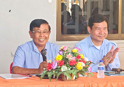 នៅរសៀលថ្ងៃអាទិត្យ ១៤កើត ខែអស្សុជ ឆ្នាំមមី អដ្ឋស័ក ព.ស.២៥៧០ ត្រូវនឹងថ្ងៃទី២៥ ខែតុលា ឆ្នាំ២០២៦ ចាប់ពីម៉ោង១:០០ ឯកឧត្តមទេសរដ្ឋមន្ត្រី អៀង មូលី អនុប្រធានទី១ ក្រុមការងារគណបក្សចុះមូលដ្ឋានខេត្តកំពង់ស្ពឺ ទទួលបន្ទុកដឹកនាំ ពង្រឹង តាមដាន វាយតម្លៃ និងជំរុញការអនុវត្តការងាររបស់ក្រុមការងារគណបក្សចុះមូលដ្ឋានភូមិក្នុងក្របខណ្ឌខេត្តកំពង់ស្ពឺ និងតំណាងជនបង្គោលកម្មករភូមិ បានអញ្ជើញចុះសំណេះសំណាលពិនិត្យការងារគណបក្សនៅភូមិត្រពាំងលើក សង្កាត់រការធំ ក្រុងច្បារមន។