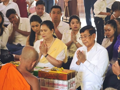 ឯកឧត្តមទេសរដ្ឋមន្រ្តី អៀង មូលី ប្រធានអាជ្ញាធរជាតិប្រយុទ្ធនឹងជំងឺអេដស៍ និងលោកជំទាវ អញ្ជើញដាក់បិណ្ឌនៅវត្តកំពង់ទ្រា និងវត្តរកា ស្ថិតនៅស្រុកពារាំង ខេត្តព្រៃវែង