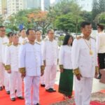 ឯកឧត្តមទេសរដ្ឋមន្ត្រី អៀង មូលី ប្រធានអាជ្ញាធរជាតិប្រយុទ្ធនឹងជំងឺអេដស៍ ព្រមទាំងថ្នាក់ដឹកនាំនិងមន្រ្តីអាជ្ញាធរជាតិប្រយុទ្ធនឹងជំងឺអេដស៍ បានទៅថ្វាយកម្រងផ្កាគោរពព្រះវិញ្ញាណក្ខន្ធព្រះករុណា ព្រះបរមរតនកោដ្ឋ