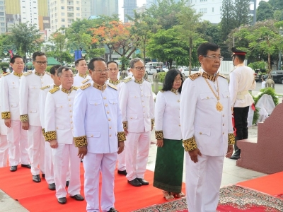 ឯកឧត្តមទេសរដ្ឋមន្ត្រី អៀង មូលី ប្រធានអាជ្ញាធរជាតិប្រយុទ្ធនឹងជំងឺអេដស៍ ព្រមទាំងថ្នាក់ដឹកនាំនិងមន្រ្តីអាជ្ញាធរជាតិប្រយុទ្ធនឹងជំងឺអេដស៍ បានទៅថ្វាយកម្រងផ្កាគោរពព្រះវិញ្ញាណក្ខន្ធព្រះករុណា ព្រះបរមរតនកោដ្ឋ